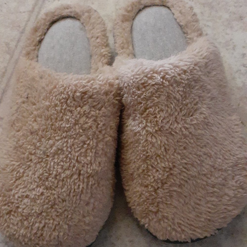 Isotoner, 6.5 - 7, Nude,  Fluffy Slippers